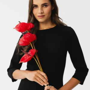 Elegancka sukienka ołówkowa z rozcięciem czarna