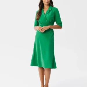 Elegancka sukienka z kopertowym dekoltem i kołnierzem zielona