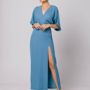 Długa sukienka z dekoltem V i rozcięciem kimonowa niebieska