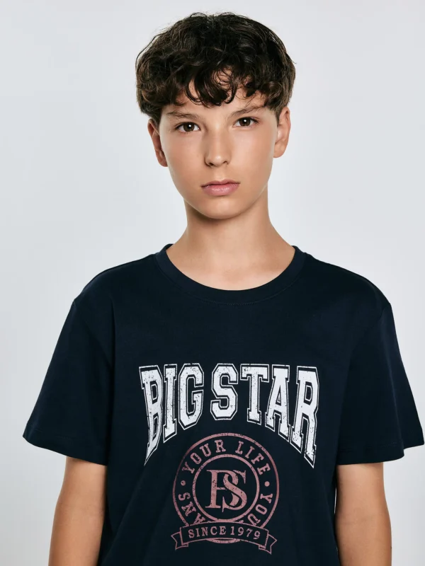 dda02b3c81dbfc7ab21847b02b7c43a75afc0c30 Koszulka chłopięca z nadrukiem granatowa Mauter 403