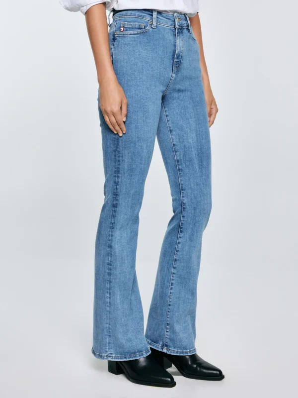 de697a4d3bf1e164197c814be363f72e0e0d12de Jeansy damskie z rozszerzaną nogawką jasnoniebieskie Clara Flare 158