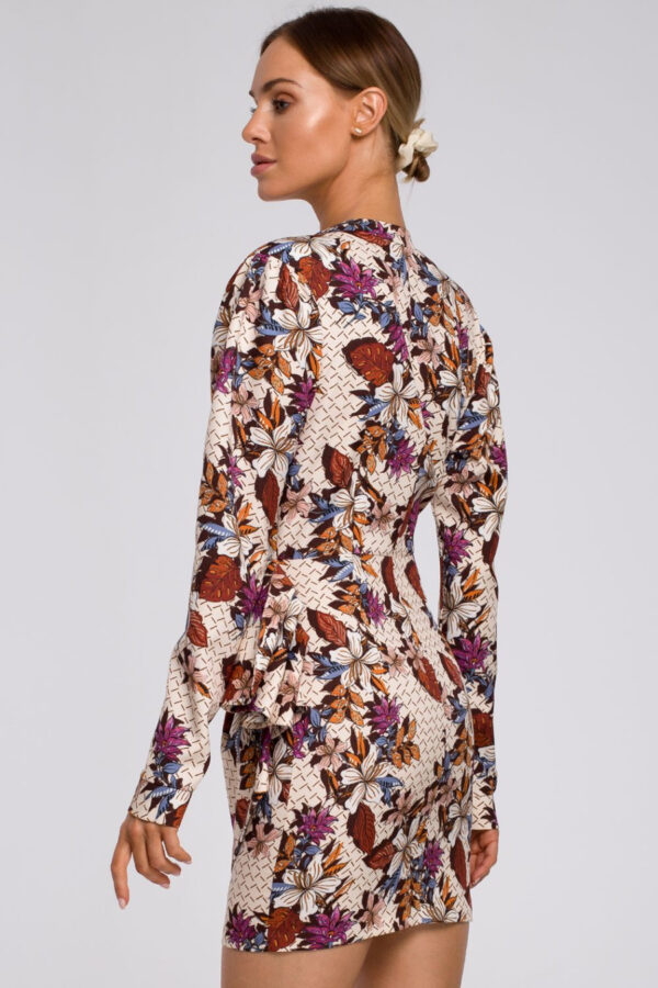 Elegancka sukienka z drapowaniem dekoltem V i modnym nadrukie