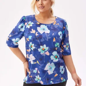 Bluzka Spring z krótkim rękawem i lekką bufką w jasnym odcieniu granatu w kwiaty PLUS