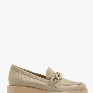 Beżowe mokasyny ze złoto-beżową ozdobą