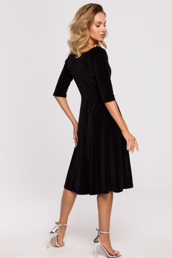 Sukienka welurowa rozkloszowana kopertowa midi z dekoltem V różowa