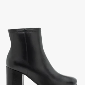Czarne skórzane botki na słupku