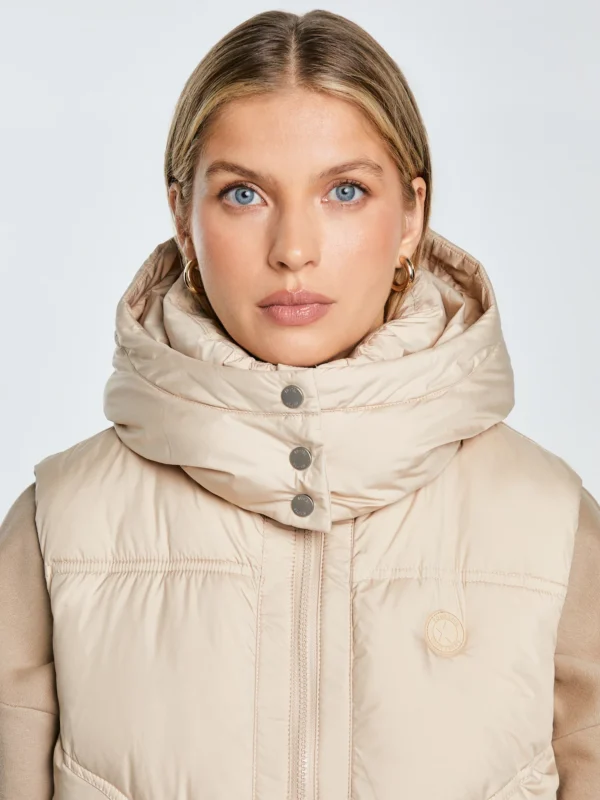 Kamizelka damska pikowana z kapturem beżowa Enifata 801