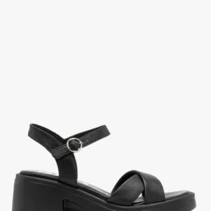 Czarne sandały na masywnym spodzie