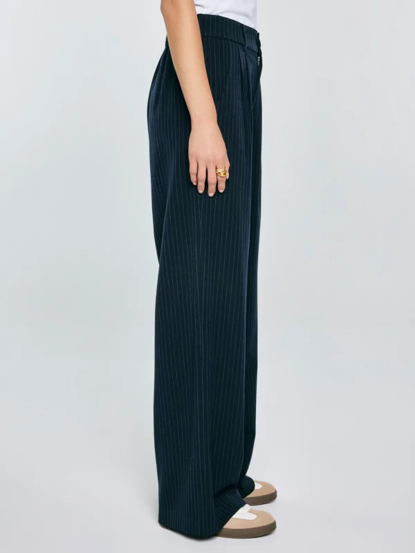 f284b7140c4056ecc22e0320e7e82511b0f4a727 Spodnie damskie z szeroką nogawką w prążek granatowe Elvie 403