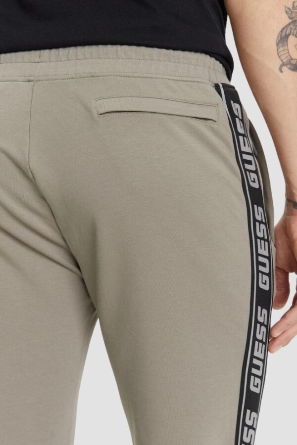 GUESS Zielone męskie spodnie dresowe z lampasami New Arlo