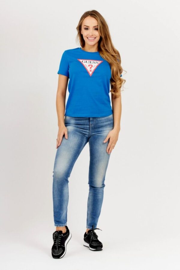 f5311c5a7d1c9f74a38b068053b6ecda78968371 GUESS Niebieski t-shirt damski z dużym trójkątnym logo