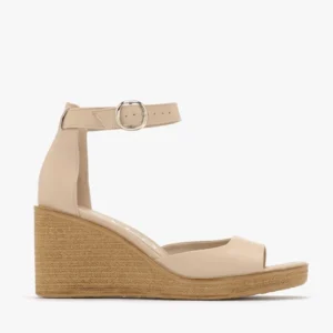 Beżowe sandały z zapięciem wokół kostki