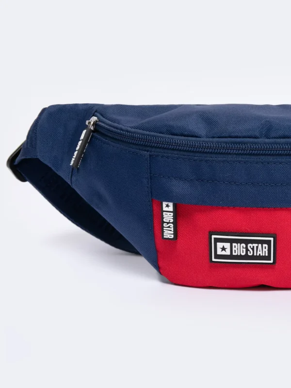 f6017cbb3a83183b23f2f2d1e13676fc2f4b8336 Saszetka męska typu nerka z czerwoną kieszonką na froncie granatowa Kralen 403