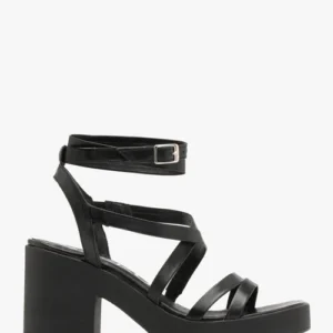 Czarne sandały z ozdobnymi paseczkami