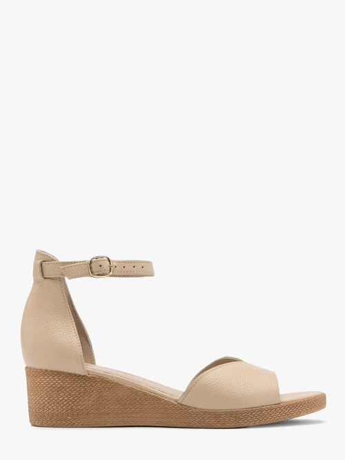 Beżowe sandały na platformie