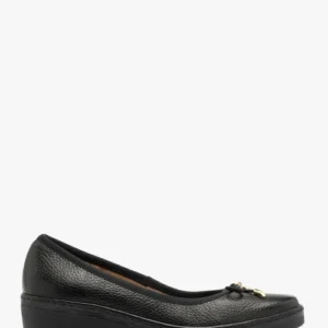 Czarne czółenka z ozdobną kokardą na cholewce