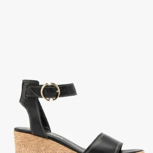 Czarne sandały na koturnie