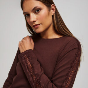 Bluzka z koronką na rękawach