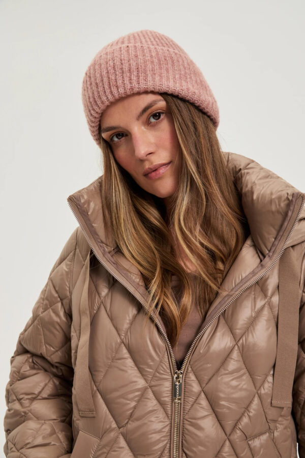 Czapka z dodatkiem wełny ciemnoróżowa