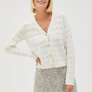 Ażurowy sweter z ozdobnymi guzikami biały