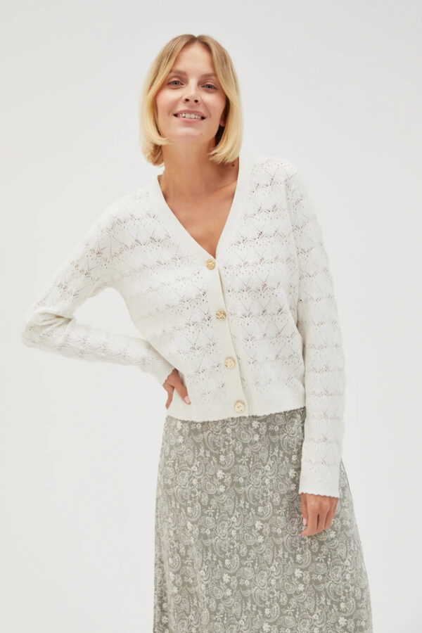 Ażurowy sweter z ozdobnymi guzikami biały