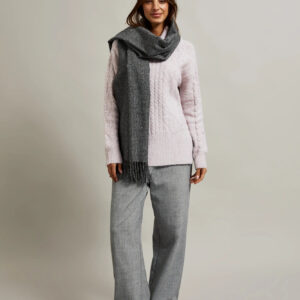 Gładki szary szalik z frędzlami
