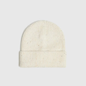 Czapka ozdobiona cekinami biała