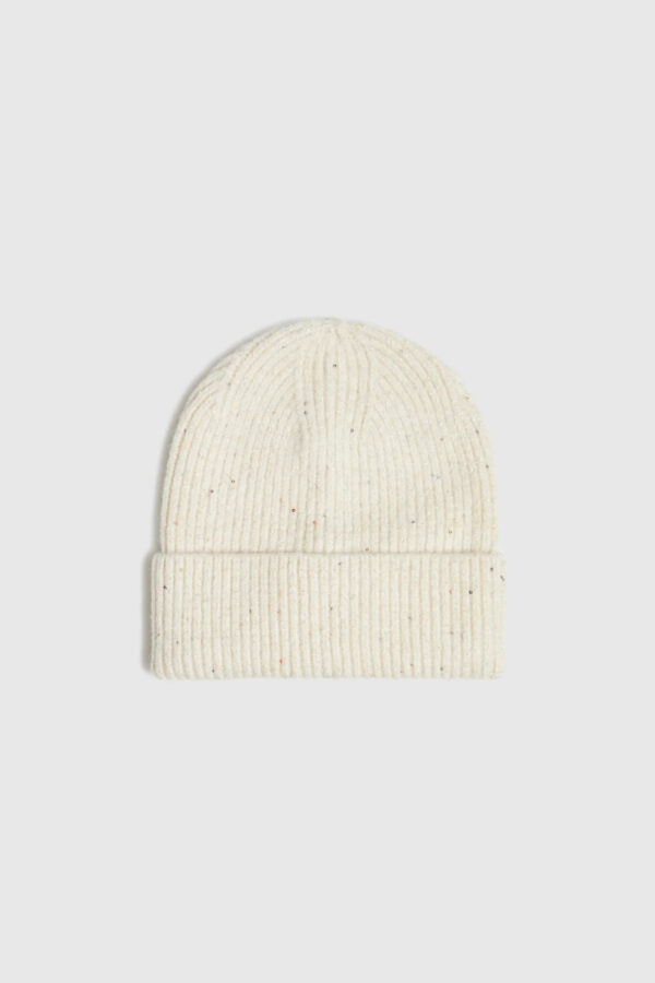 Czapka ozdobiona cekinami biała