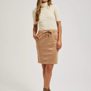 Spódnica o długości przed kolano