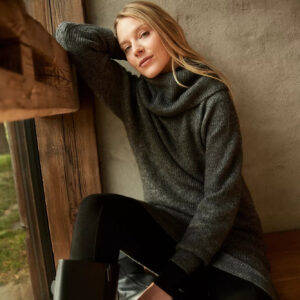 Swetrowa sukienka z golfem grafitowa