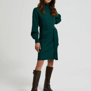 Dzianiowa sukienka z golfem i bufiastymi rękawami zielona