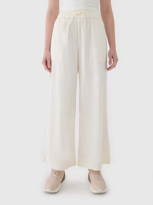 4F Spodnie casual z szerokimi nogawkami damskie - białe