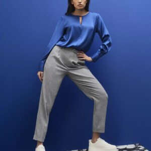 Gładka koszula z dekoltem w serek i długimi rękawami niebieska