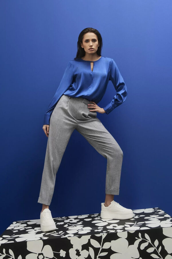 Gładka koszula z dekoltem w serek i długimi rękawami niebieska