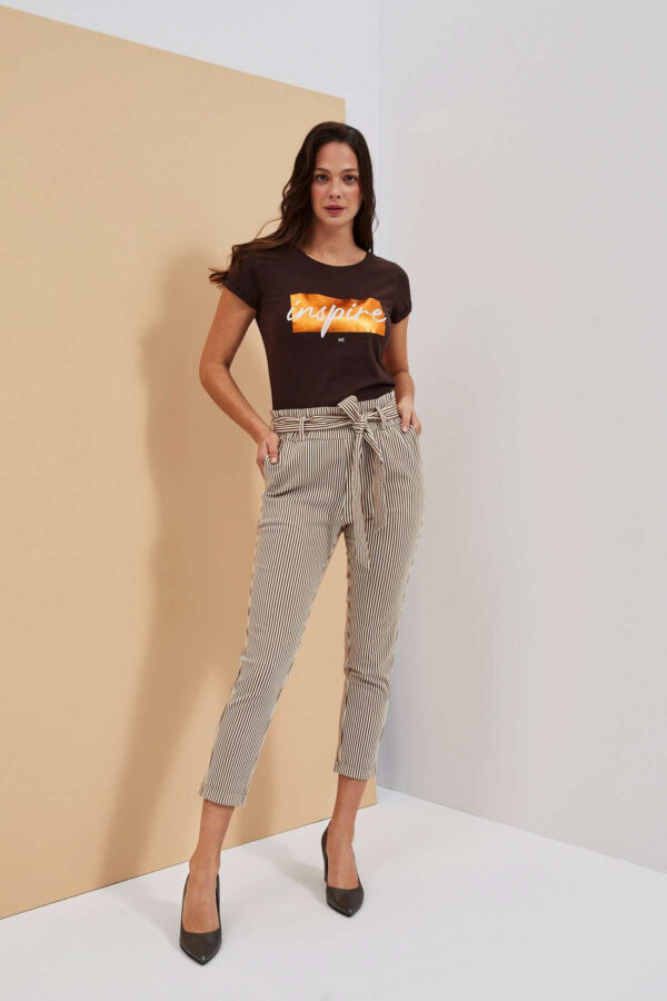08aff329a52ad75c4bad3e32ded341db8e86ac9b Spodnie w paski z paskiem w talii