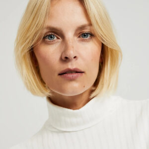 Prążkowany golf z ozdobymi guzikami na rękawach biały