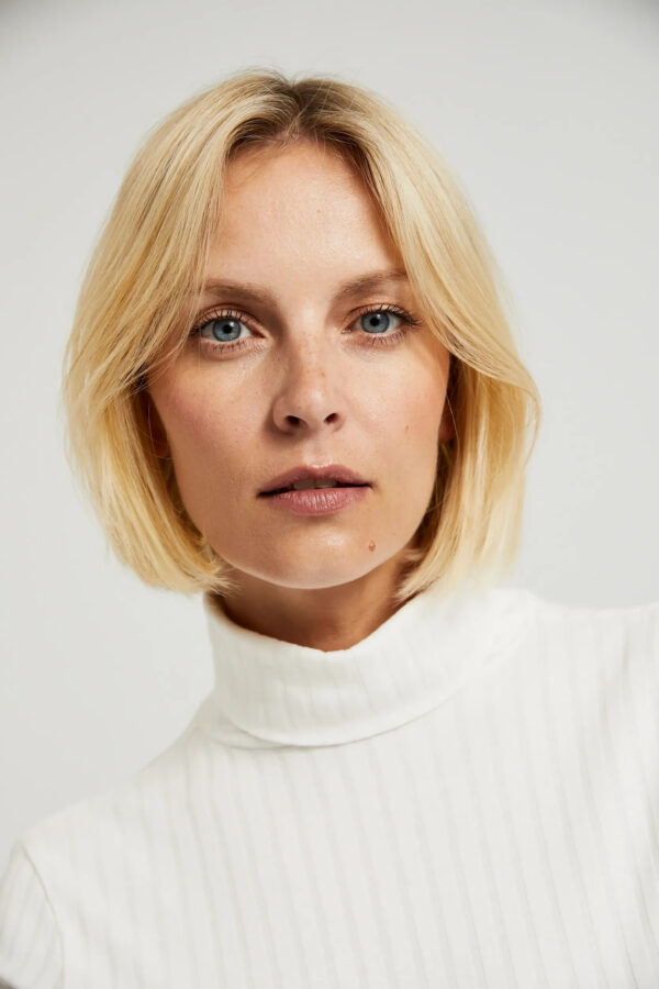 Prążkowany golf z ozdobymi guzikami na rękawach biały