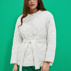 Pikowna kurtka z paskiem w talii perłowa