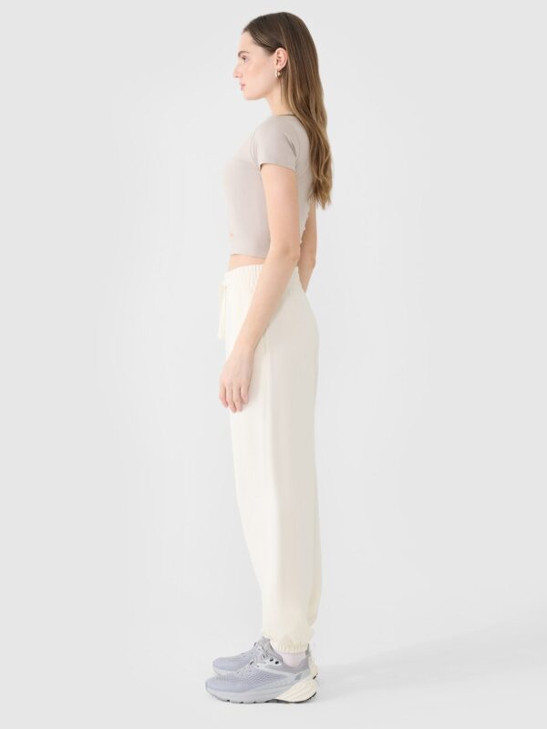 4F Spodnie dresowe joggery damskie - białe