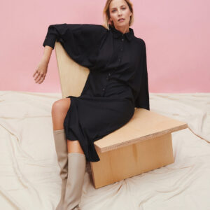 0fba464894f696ffbc5102d03b800e940f5592d4 Sukienka midi z ozdobnymi guzikami i kołnierzykiem czarna