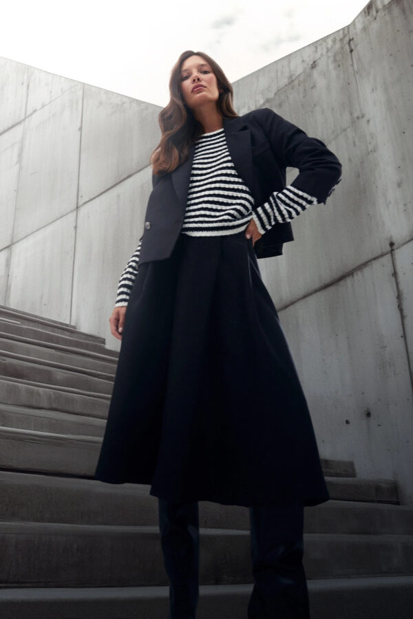 0fd438b3b9e2fd1520069d5612cb57e4345a381f Rozkloszowana spódnica czarna