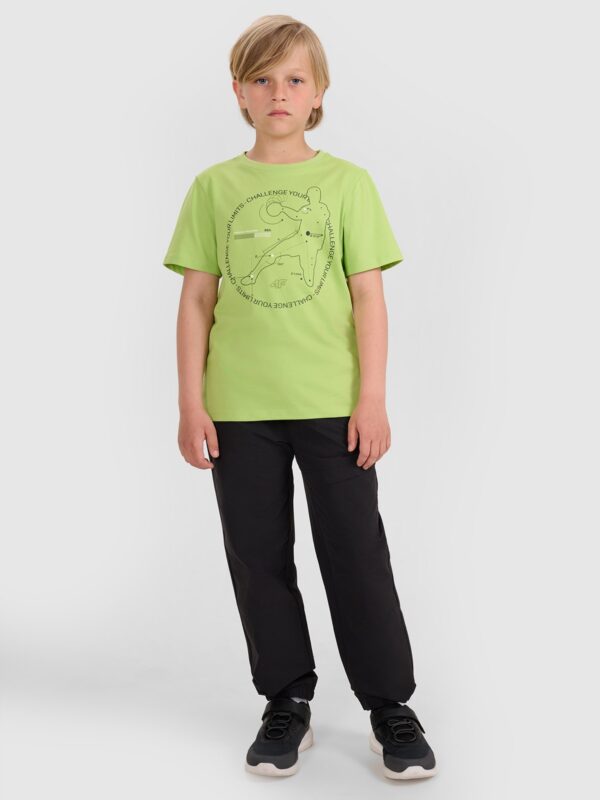 111fd69f1349c79d39110c88d975072d2386e47c 4F T-shirt regular z nadrukiem chłopięcy - zielony 140 (9-10 lat)