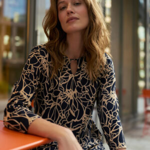 Sukienka w kwiaty granatowa