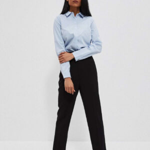 Spodnie w kant wykonane z gładkiego materiału czarne