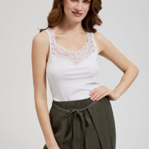 Top z koronkowym dekoltem biały