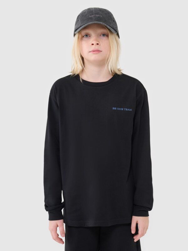 132aa73490a821492864a039986254d58204f018 4F Longsleeve regular z nadrukiem chłopięcy - czarny 122 (6-7 lat)
