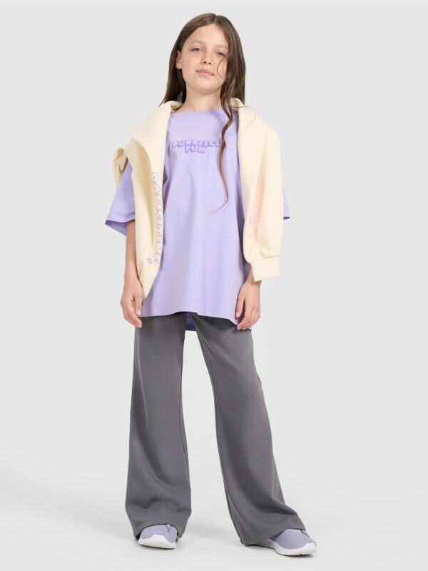 16643a8dff120ea2b5c6044aaf859b460f230ead 4F T-shirt oversize z nadrukiem dziewczęcy - fioletowy 122 (6-7 lat)