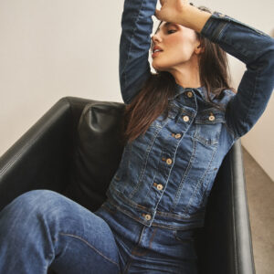 Kurtka jeansowa z kieszeniami niebieska