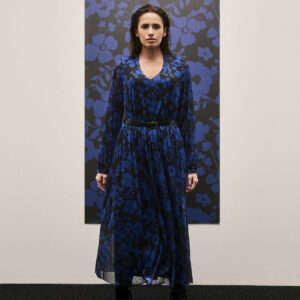 185ca75674abecb36066ade3e51e24273597e311 Sukienka z kwiatowym printem i paskiem niebieska