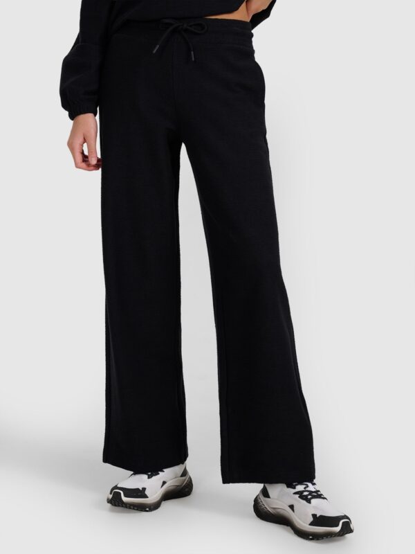 4F Spodnie dresowe z dzianiny strukturalnej damskie - czarne